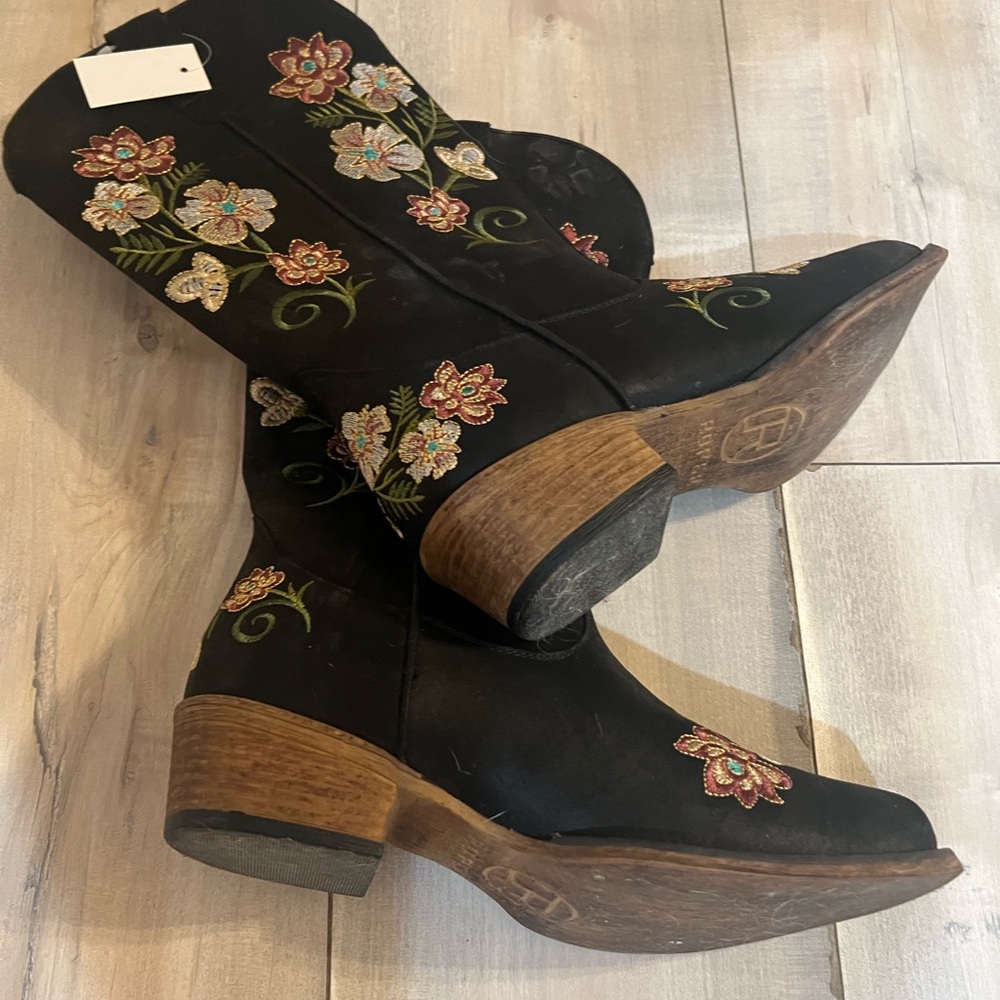 Roper Women's Black Floral Embroidered Heeled Boots - Picture 2 of 5